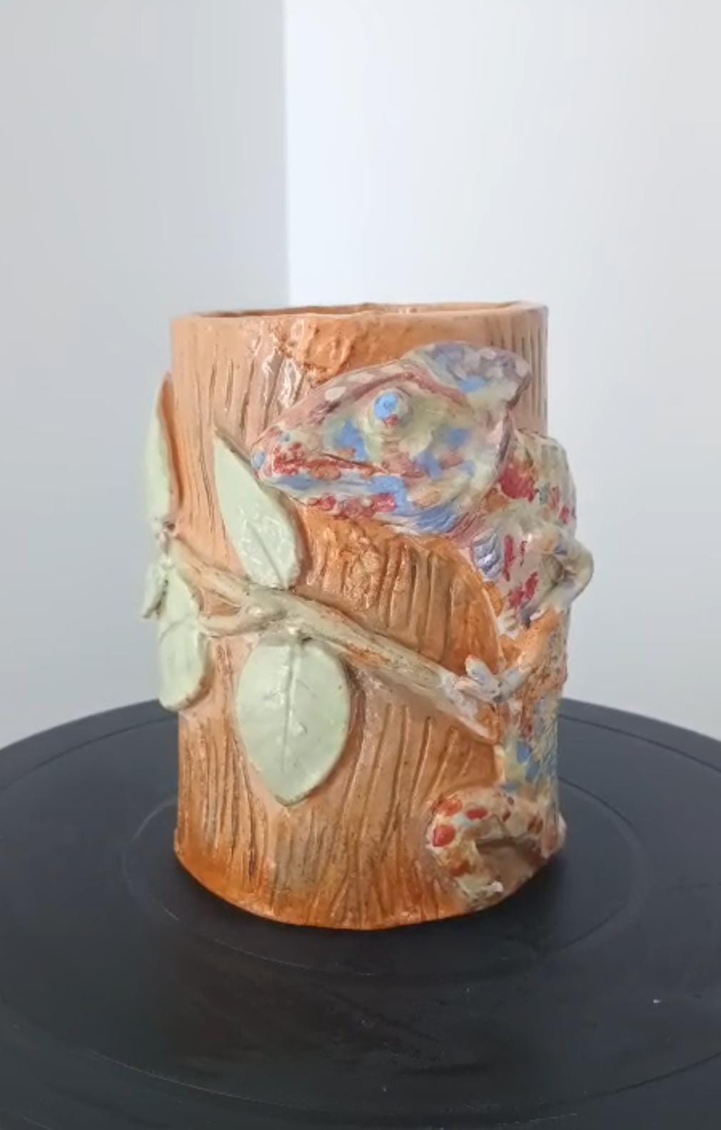 Ormanın Ruhu: 3D Bukalemun Heykelli Koleksiyonluk Kupa